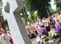  Pomnik projektował ks. Andrzej Milewski, a wykonał zakład kamieniarski  Wojciecha Popielskiego. Pochówki będą odbywały się dwa razy w roku