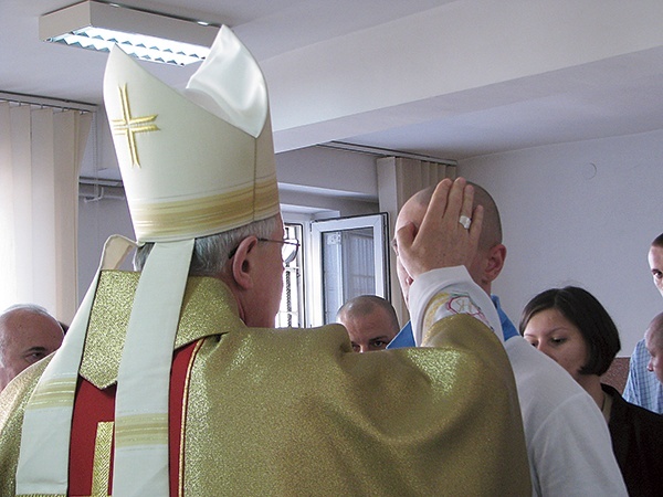 Bp Edward Dajczak udziela sakramentu bierzmowania jednemu z więźniów 