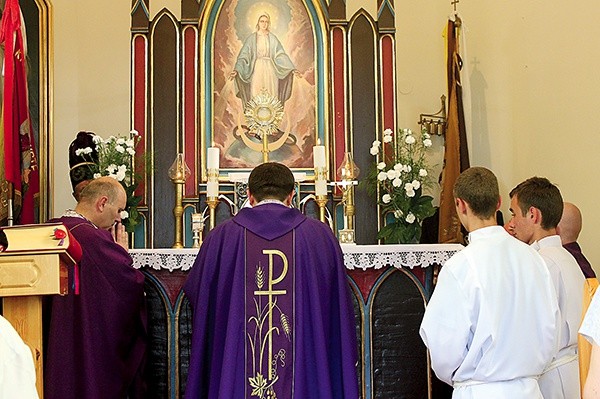 Nabożeństwu przebłagalnemu przewodniczył ks. Józef Dorosz. Z lewej: ks. Andrzej Iwanecki