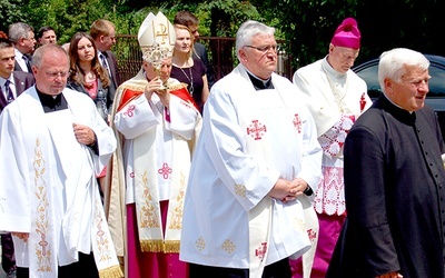  Bp Henryk Tomasik wniósł relikwie bł. Jana Pawła II do suchedniowskiej świątyni 