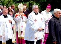  Bp Henryk Tomasik wniósł relikwie bł. Jana Pawła II do suchedniowskiej świątyni 