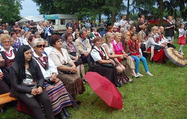 W Zakrzewie na widowni przed sceną można było zobaczyć przedstawicieli wszystkich pokoleń 