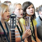  Aż cztery dziewczynki uczą się grać na gitarze, żeby poprawiać brzmienie katedralnej scholi dziecięcej