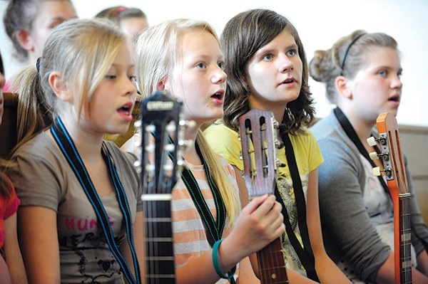  Aż cztery dziewczynki uczą się grać na gitarze, żeby poprawiać brzmienie katedralnej scholi dziecięcej