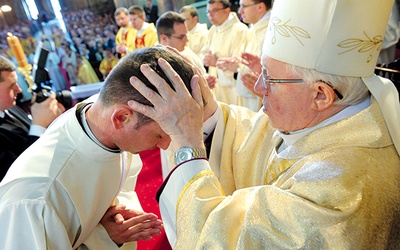  25 maja – ks. infułat Kazimierz Jandziszak nakłada ręce na głowę wyświęcanego prezbitera – kapłańska sztafeta  