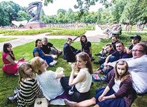 Spacerujące rodziny wysłuchały w Łazienkach koncertu w wykonaniu Joanny Ławrynowicz