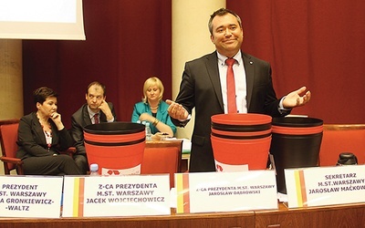 Podczas sesji rady miasta wiceprezydent stolicy Jarosław Dąbrowski podarował radnym kosze do segregacji odpadów. Część rajców oddała mu je z powrotem jako symbol fiaska rewolucji śmieciowej