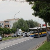 Służby techniczne KM odholowują pojazd