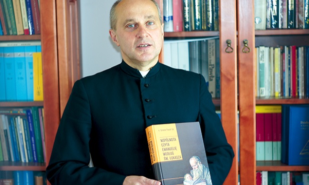 Ks. prof. Zdzisław Żywica mówi, że dzięki szkole ludzie ze zrozumieniem zaczynają czytać święte teksty