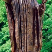 Pomnik Jana Pawła II to wotum wdzięczności parafian za 25-lecie pontyfikatu papieża. Poświęcił go abp Edmund Piszcz w 2003 r.
