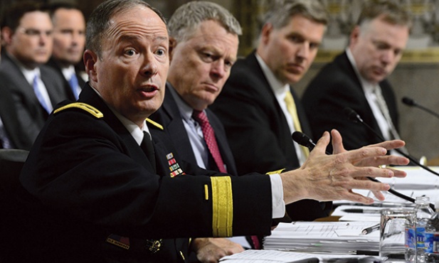 Gen. Keith Alexander (pierwszy z lewej), szef Narodowej Agencji Bezpieczeństwa (NSA) musiał tłumaczyć się przed Senatem USA  z powodu oskarżeń o nielegalną inwigilację