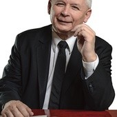 Jarosław Kaczyński doktor nauk prawnych, po 1989 r. premier, poseł i senator. Przed Sierpniem ’80 działał w opozycji, jako współpracownik KOR, później zaangażował się w działalność NSZZ „Solidarność”. Współtworzył partię Porozumienie Centrum, a w 2001 r. wraz z bratem Lechem zakładał partię Prawo i Sprawiedliwość, która pod jego przewodnictwem wygrała w 2005 r. wybory parlamentarne. Był premierem w latach 2006–2007.