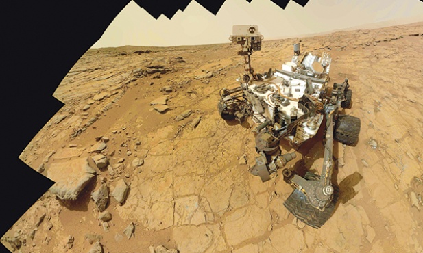 Z badaniem Marsa bardzo dobrze radzą sobie automatyczne łaziki (na zdjęciu amerykański Curiosity). Czy kiedyś na Czerwoną Planetetę polecą ludzie? 