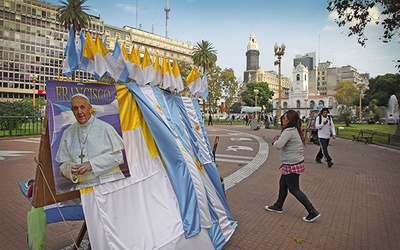 Zdjęcia Franciszka można kupić w Buenos  Aires wszędzie, także na centralnym placu  stolicy Argentyny – Plaza de Mayo