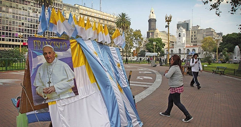 Zdjęcia Franciszka można kupić w Buenos  Aires wszędzie, także na centralnym placu  stolicy Argentyny – Plaza de Mayo