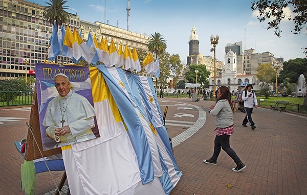 Zdjęcia Franciszka można kupić w Buenos  Aires wszędzie, także na centralnym placu  stolicy Argentyny – Plaza de Mayo