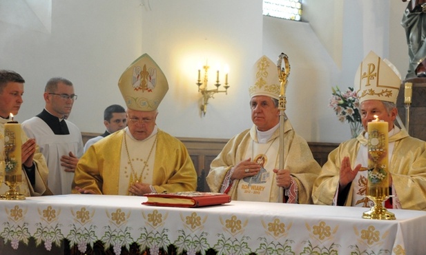 Mszę z licznym gronem księży celebrowali (od lewej): bp Józef Zawitkowski, abp Andrzej Dzięga i bp Henryk Tomasik