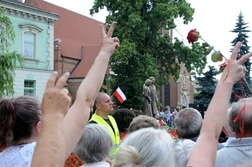 Na koniec koncertu obecni śpiewali razem z Janem Pietrzakiem ”Żeby Polska”