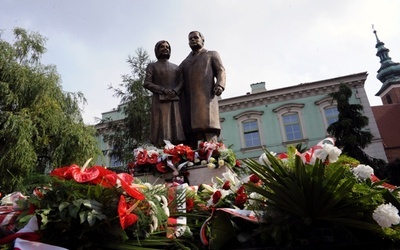 Pomnik prezydenckiej pary stanął przy głównej ulicy miasta przed I LO im. M. Kopernika