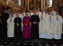 Wyświęcono trzynastu kapłanów