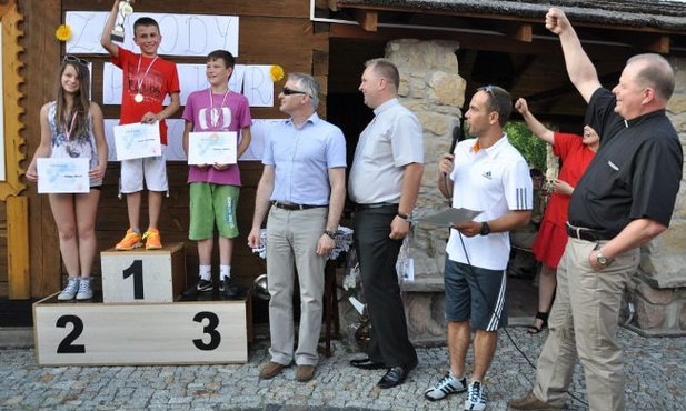 Na podium najlepsi zawodnicy w turnieju minigolfa. Z prawej ks. Paweł Wlazło
