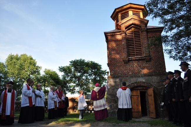 Po poświęceniu dzwonnicy przez bp. Marcinkowskiego rozdzwoniły się jej dzwony