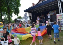 Dzieci i dorośli nie nudzili się na pikniku zorganizowanym przez parafię w Czernicach Borowych