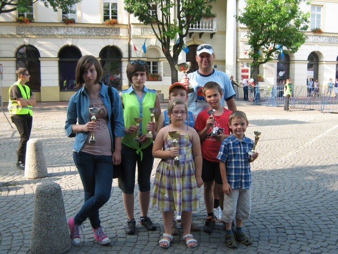 Robet Chojnowski ze swoim podpoiecznymi z UKS "Pałac" Nieborów