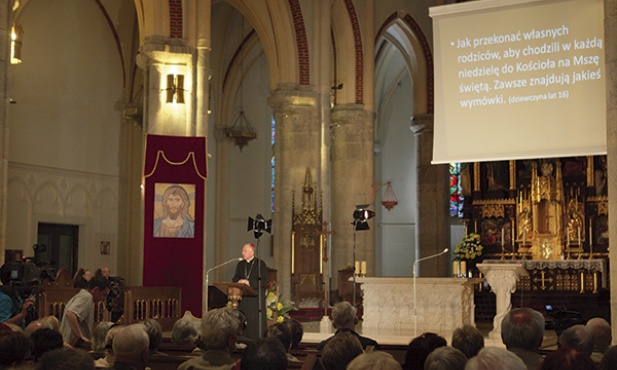 Łódzkie „Dialogi w katedrze” to cykl spotkań, podczas których abp Marek Jędraszewski odpowiada na pytania wiernych. Za każdym razem najważniejsza świątynia w mieście, kojarzonym z lewicowymi tradycjami, jest wypełniona ludźmi. Widzieliśmy to na własne oczy
