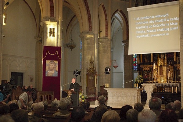 Łódzkie „Dialogi w katedrze” to cykl spotkań, podczas których abp Marek Jędraszewski odpowiada na pytania wiernych. Za każdym razem najważniejsza świątynia w mieście, kojarzonym z lewicowymi tradycjami, jest wypełniona ludźmi. Widzieliśmy to na własne oczy