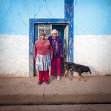 Bety Hurtado Ñaupari, mieszkanka Marco, z niewidomą córką Catherine, którą opiekują się misjonarze z Rodziny Misyjnej