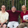 Ekipa filmowa to pięć osób: od lewej: dźwiękowiec Rafał, operator i drugi reżyser Maciej, producent Dariusz Trętowicz, reżyser Grzegorz Misiewicz oraz Krzysztof Ponarski 