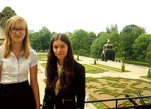  Od lewej: Jolanta Mrózek, Agnieszka Matejko – reprezentantki Małopolski w V Olimpiadzie „Myśli Jana Pawła II”