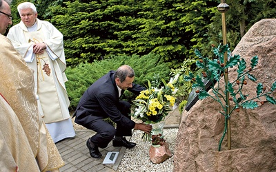 Uroczystości rozpoczęto od złożenia kwiatów pod papieskim obeliskiem – głazem przetransportowanym pod kościół z lotniska