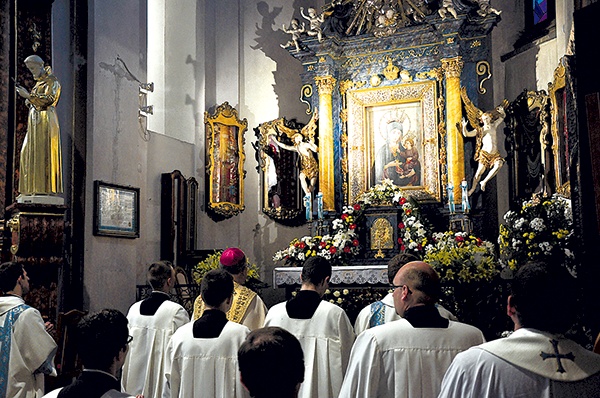 Wierni z kapłanami i biskupem Andrzejem Czają modlą się przed obrazem Maryi