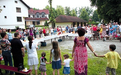 Ciepło wspólnoty, głoszone świadectwa, radość wspólnej modlitwy – Jarmark Cudów w Brzegu