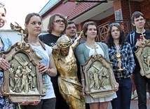 Poza stacjami drogi krzyżowej na Syberię zostanie  zawieziona pasyjka  oraz relikwie bł. Jana Pawła II