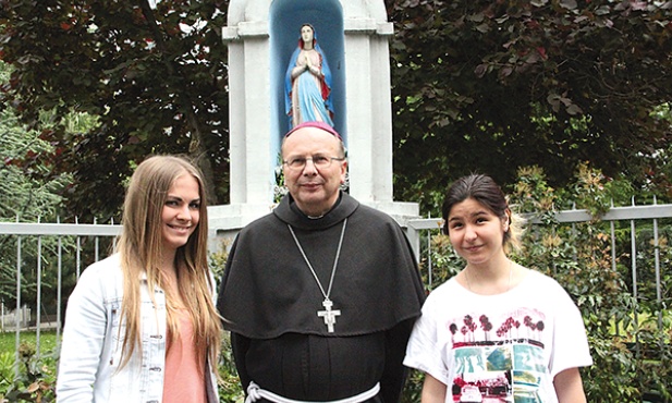 Pod koniec roku szkolnego bp Jerzy Maculewicz odwiedził Alisę i Anastasię we Wrocławiu. Dziewczęta miały okazję opowiedzieć o swoich wrażeniach z pobytu w Polsce