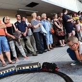  Najmłodsi uczestnicy „Anima urbis” mieli także coś dla siebie. Kolejka w hali dworcowej przyciągała ich uwagę bez reszty