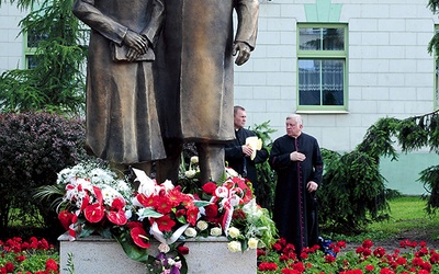 Pomnik upamiętnia prezydencką parę Marię i Lecha Kaczyńskich 