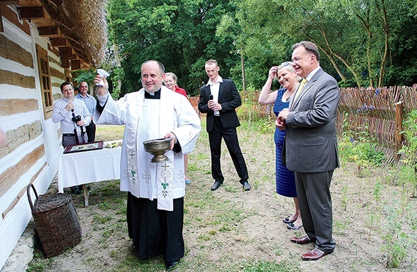  W czasie „obsiedlin” dom poświęcił ks. Mirosław Kszczot. Z prawej dyrektor muzeum Ilona Jaroszek  i marszałek Mazowsza Adam Struzik