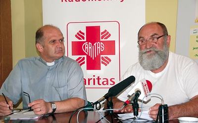   Dyrektor diecezjalnej Caritas ks. Grzegorz Wójcik i Wojciech Dąbrowski opowiadali o realizowanych projektach 