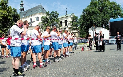  Przed startem modlitwa i pokropienie wodą święconą