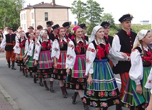  Uczestnicy imprezy, jak co roku, z pociągu przed scenę przemaszerowali barwnym korowodem