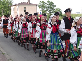  Uczestnicy imprezy, jak co roku, z pociągu przed scenę przemaszerowali barwnym korowodem