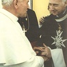  22.06.1983 r. Papież Jan Paweł II wita się z Andrzejem Ciechanowieckim, głównym fundatorem świątyni  św. Maksymiliana,  kawalerem maltańskim