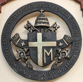  Emblemat z herbem papieskim w gliwickiej katedrze – pamiątka wizyty Jana Pawła II