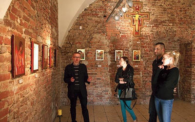  Grzegorz Tomasiak (z lewej) opowiada o swoich pracach