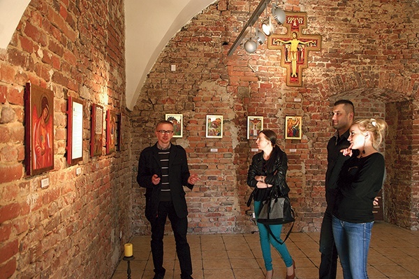  Grzegorz Tomasiak (z lewej) opowiada o swoich pracach