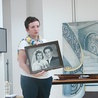  Małgorzata Kłych przedstawia zdjęcie tradycyjnie ubranej pary młodej z lat 50. XX wieku